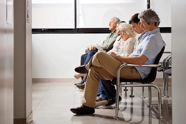 Como tornar a fila de espera da recepção menos estressante?